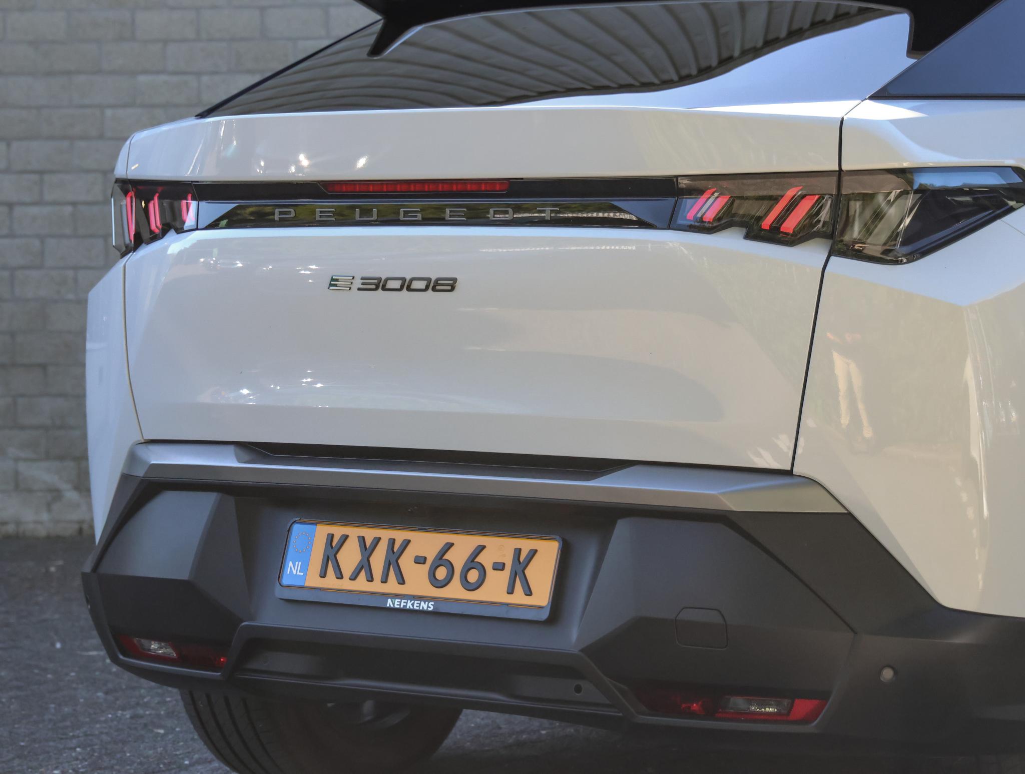 Peugeot e-3008