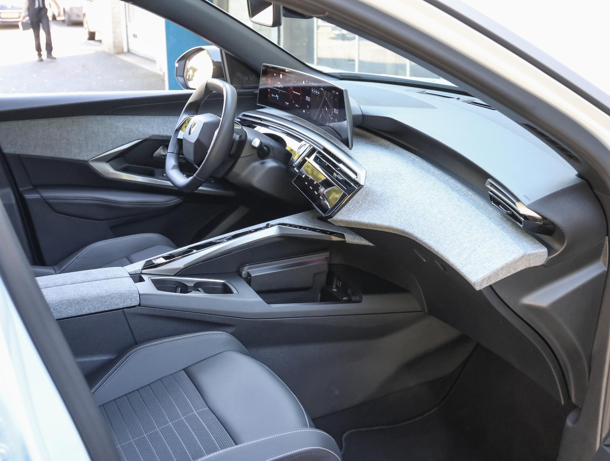 Peugeot e-3008