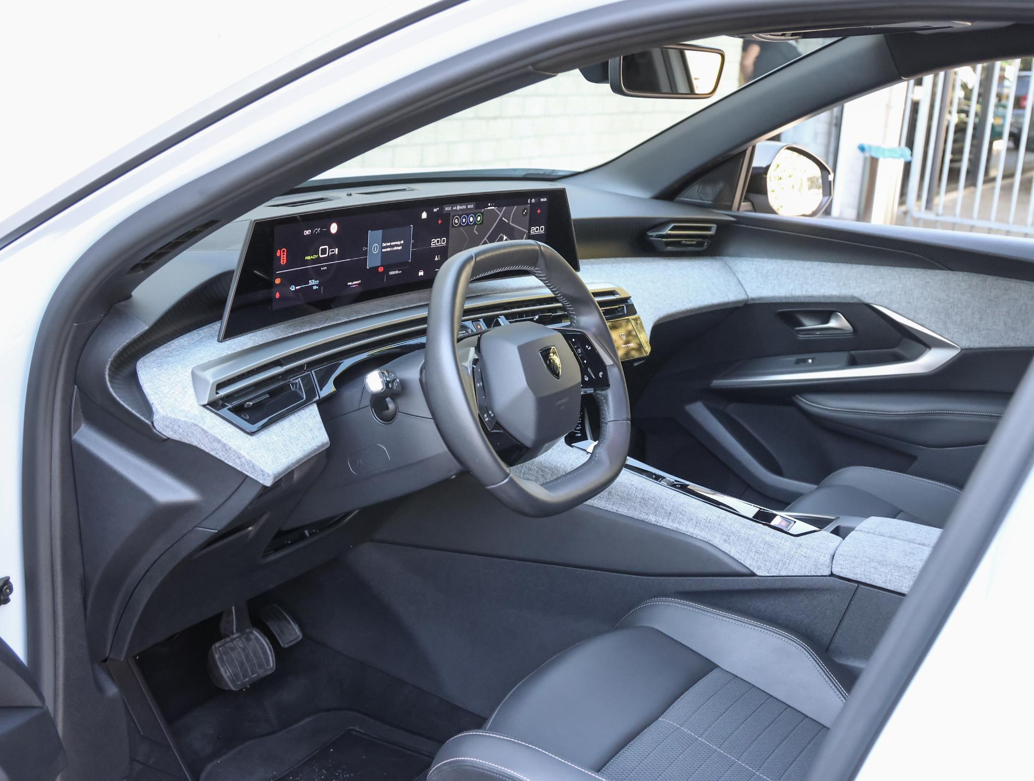 Peugeot e-3008