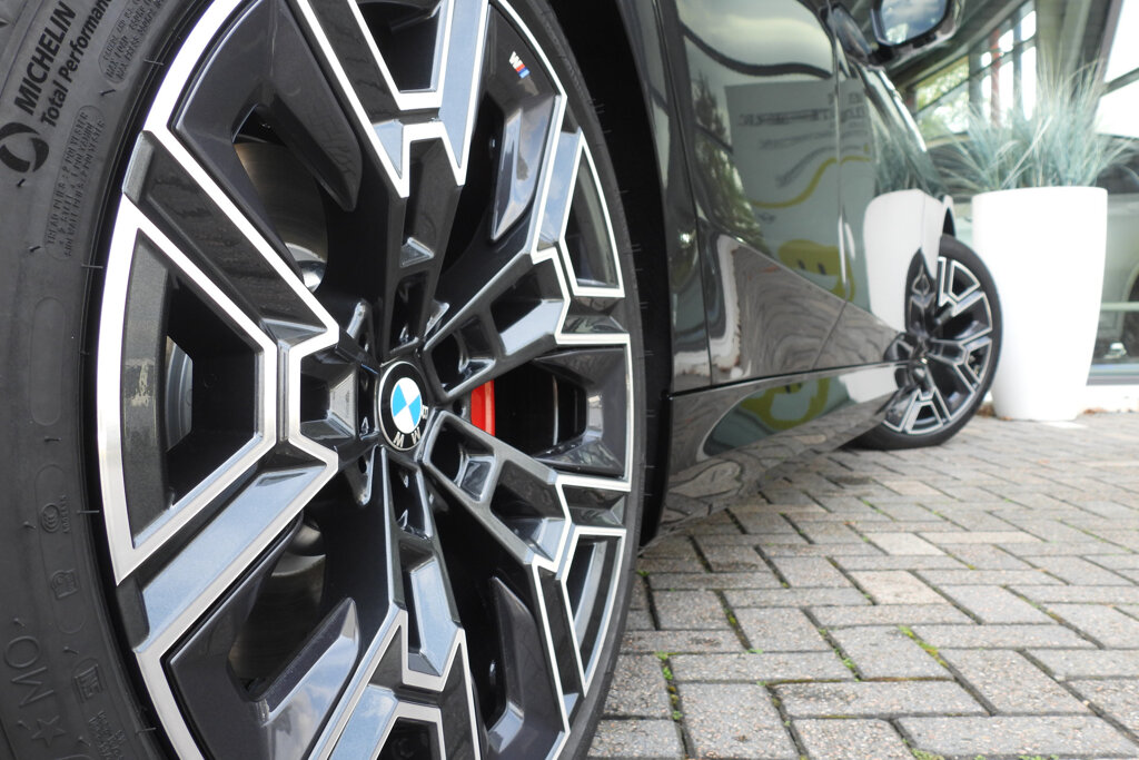BMW i5 23