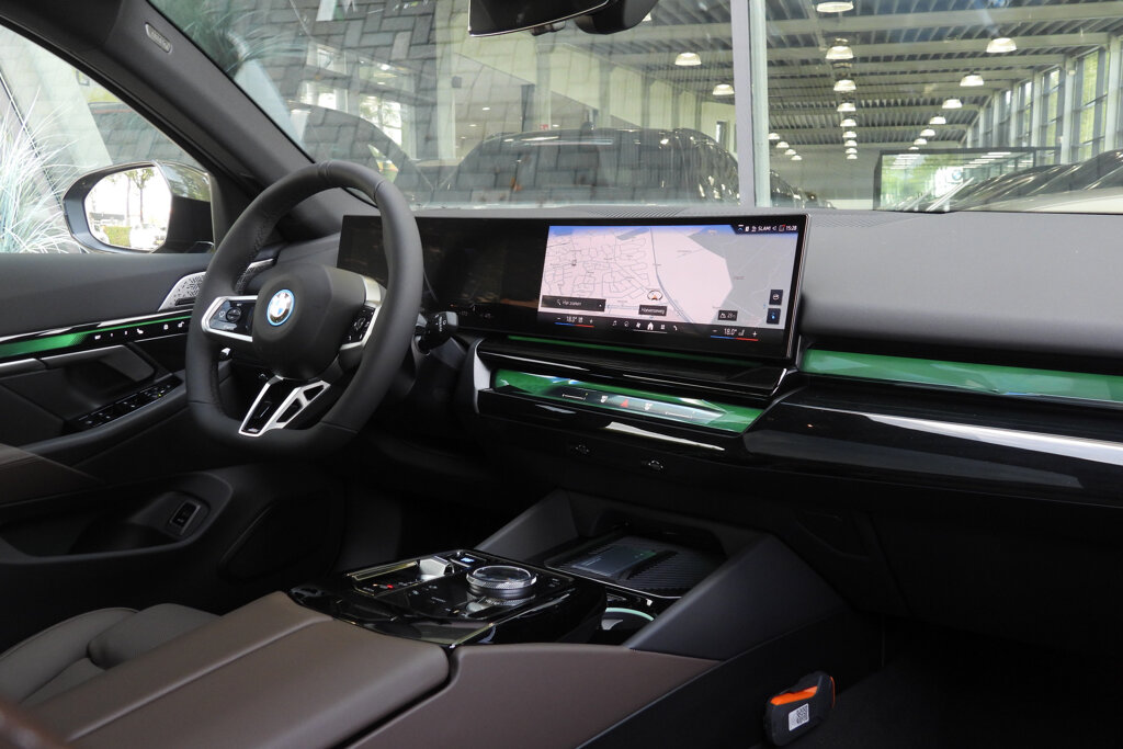 BMW i5 27