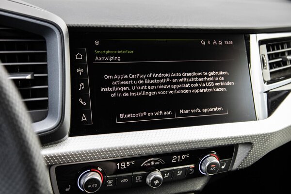 Apple Carplay/Android Auto Apple Carplay/Android Auto