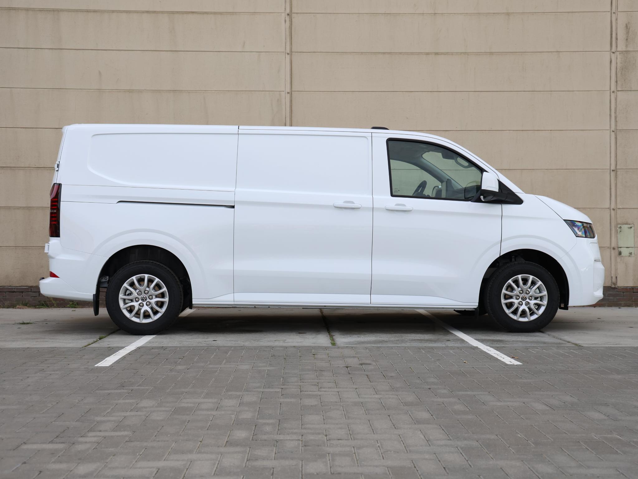 Volkswagen Transporter Style L2 2.5 eHybrid 233PK Automaat