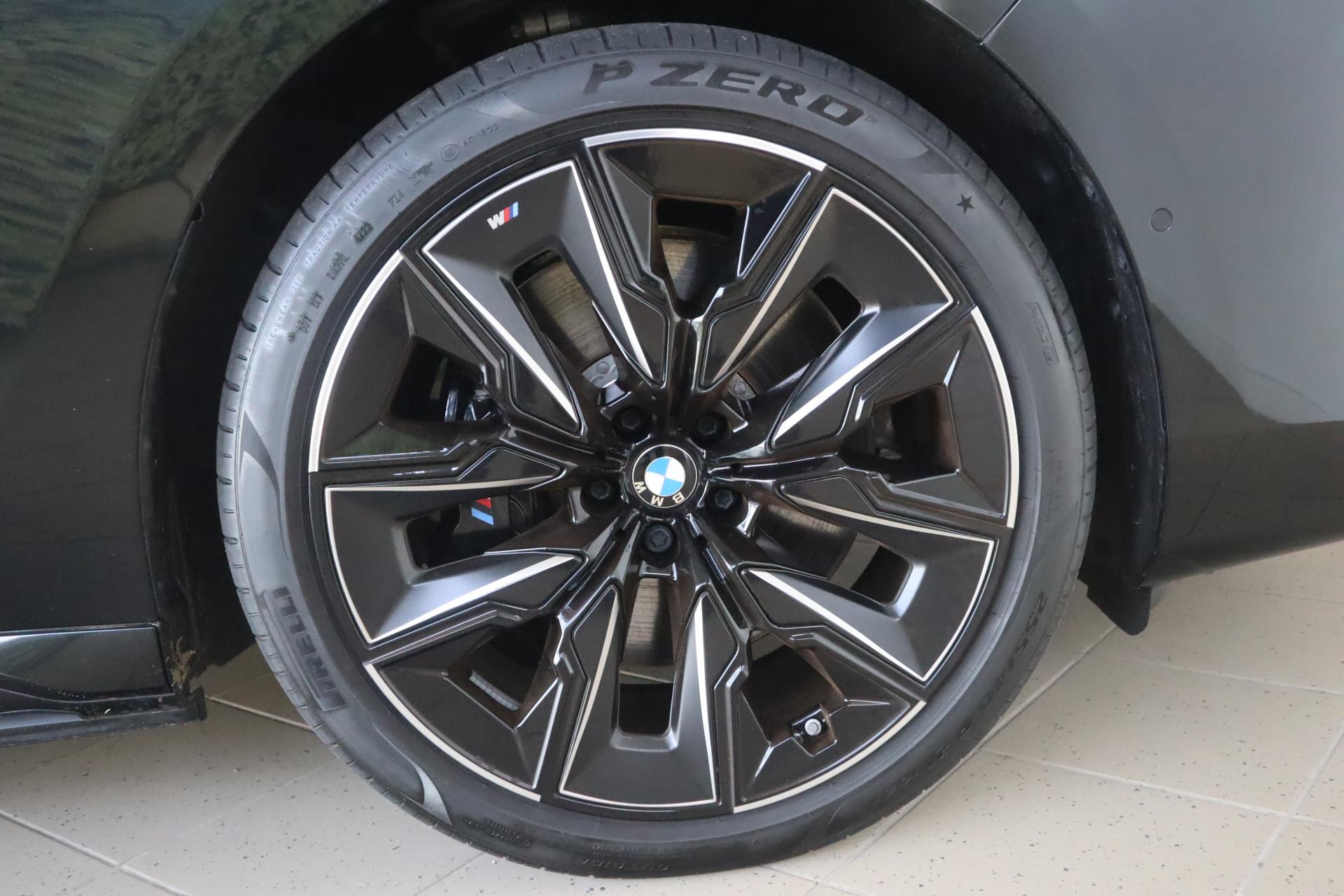 BMW i7