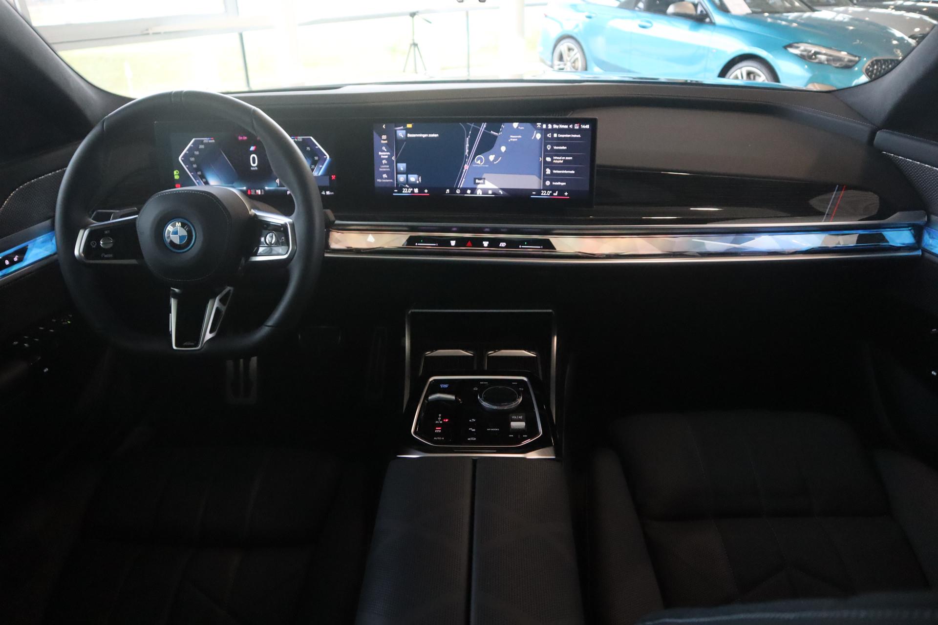 BMW i7