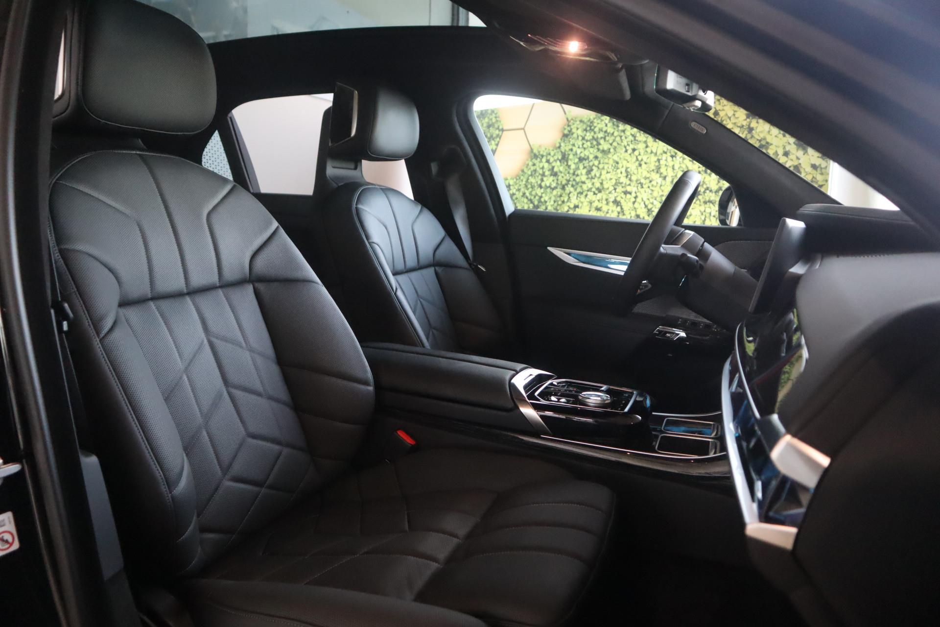 BMW i7