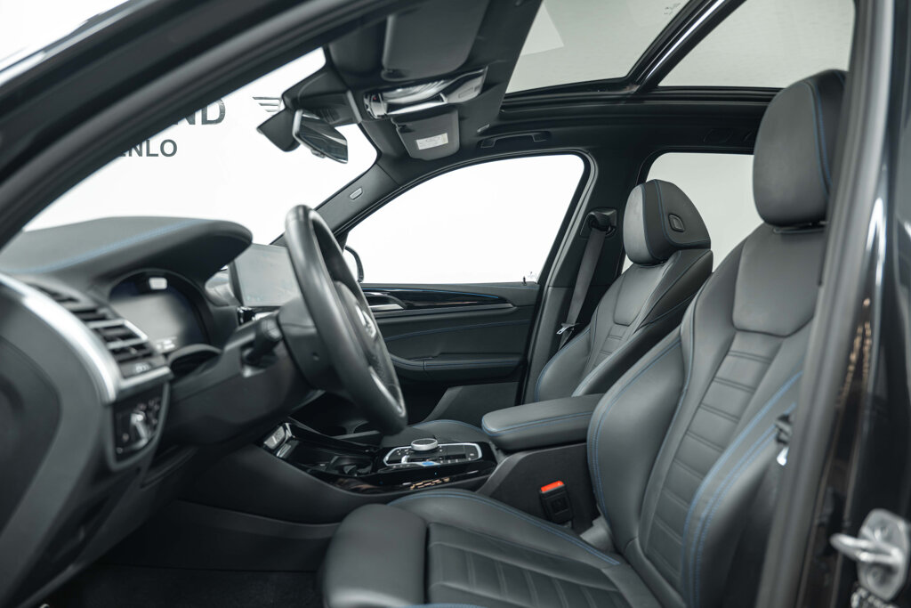 BMW iX3 4