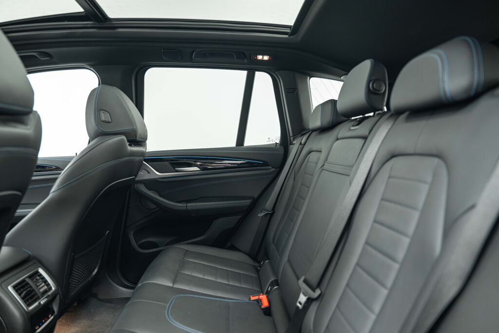 BMW iX3 32