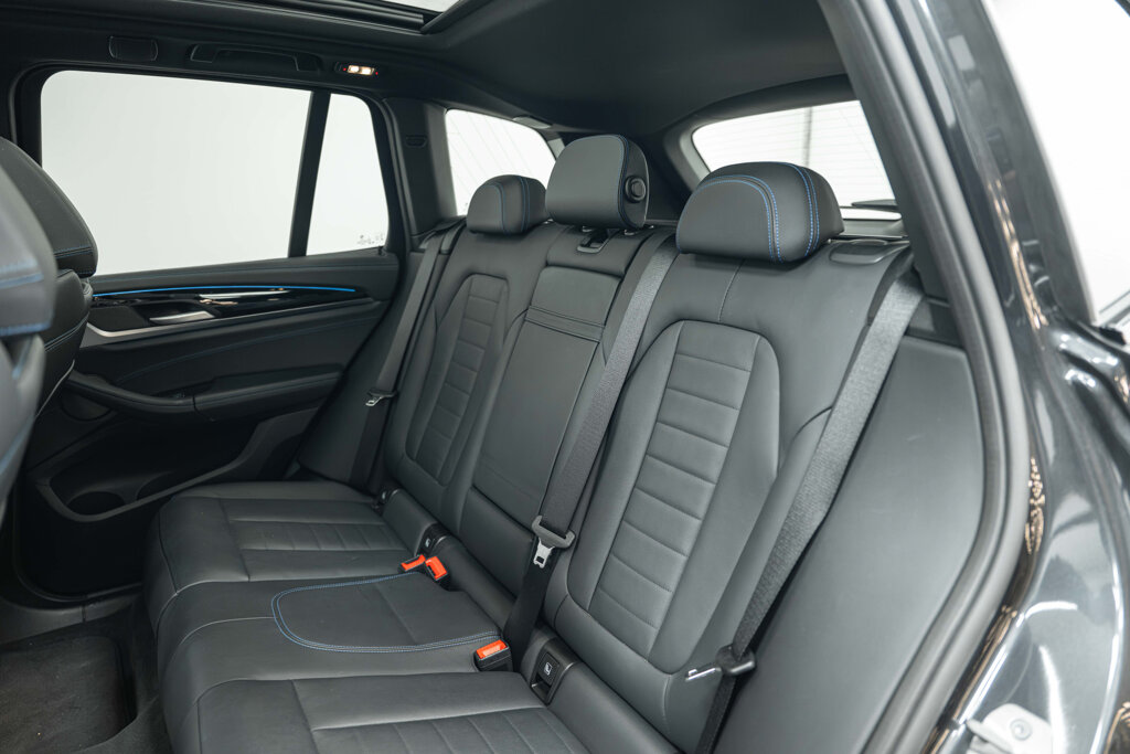 BMW iX3 33