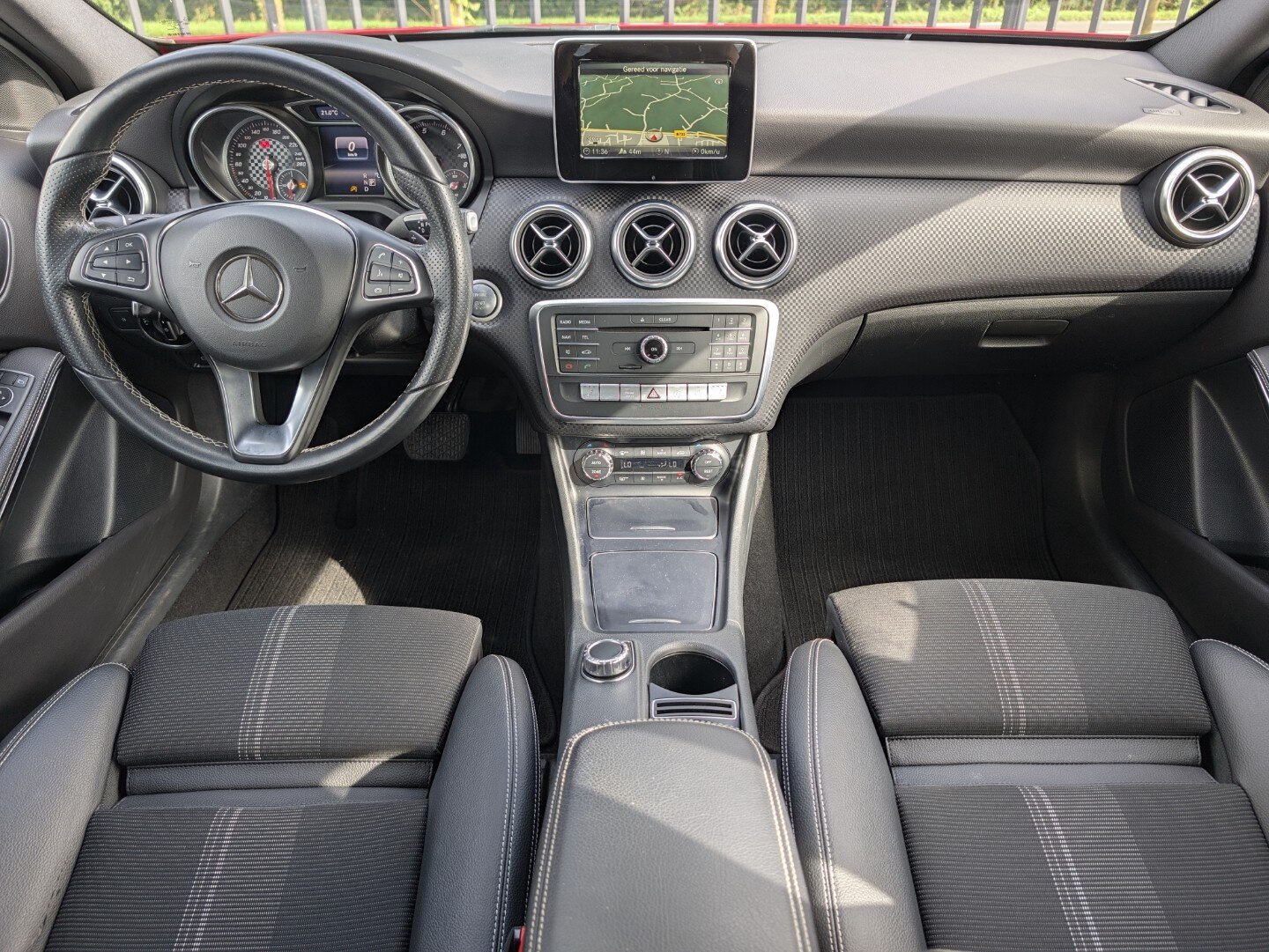 Mercedes-Benz A-Klasse 200 156PK | Trekhaak | Navi | Camera | PDC | Half leer | Cruise | Climate Control - Afbeelding 2