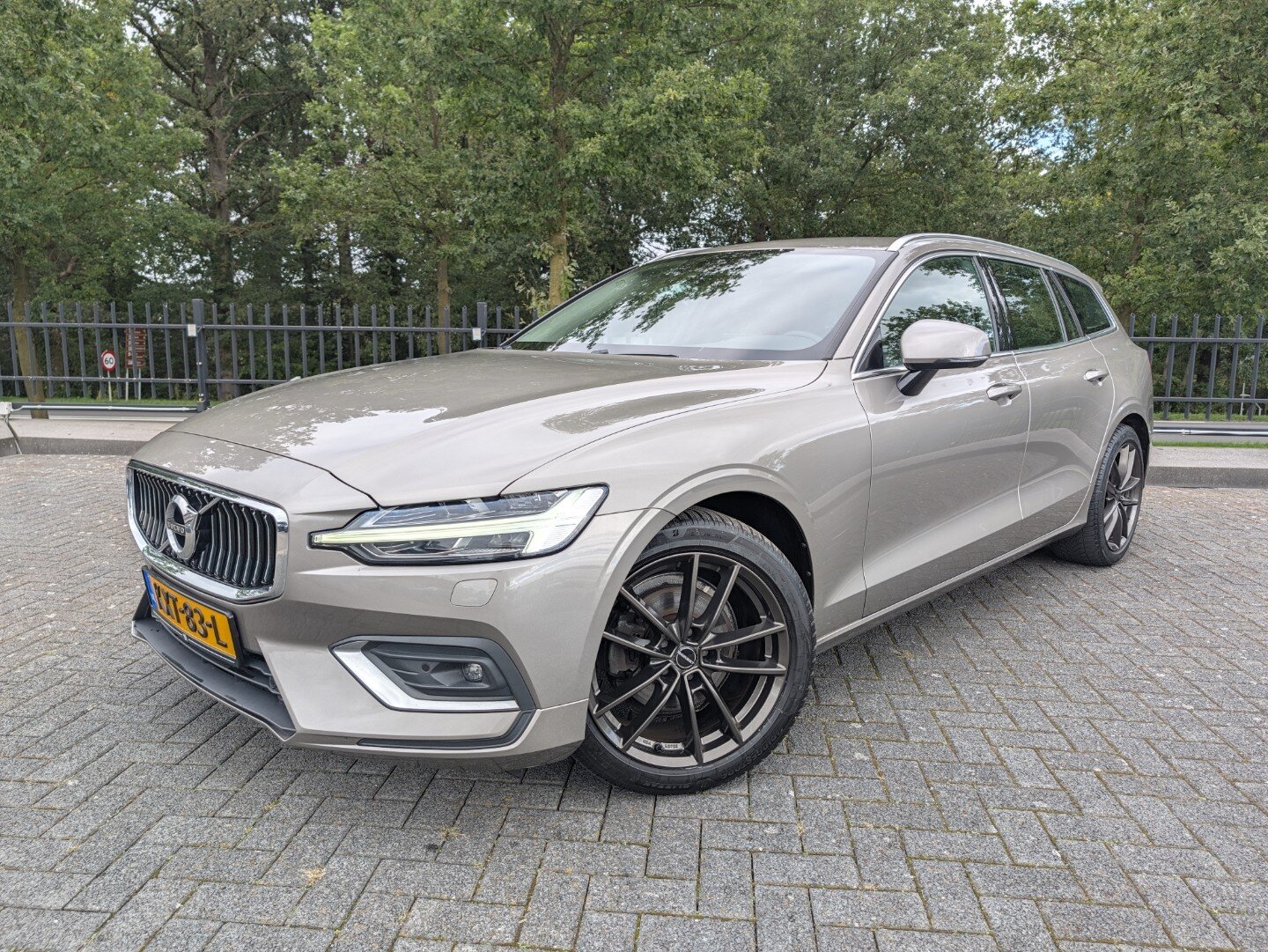 Volvo V60 2.0 195PK B4 | Inscription | Trekhaak el. | Orrefors Crystal Eye | Memory | Borbet Velgen | ACC | ECC | Navi | Leder | LED | Stoelverw. | Camera | - Afbeelding 1