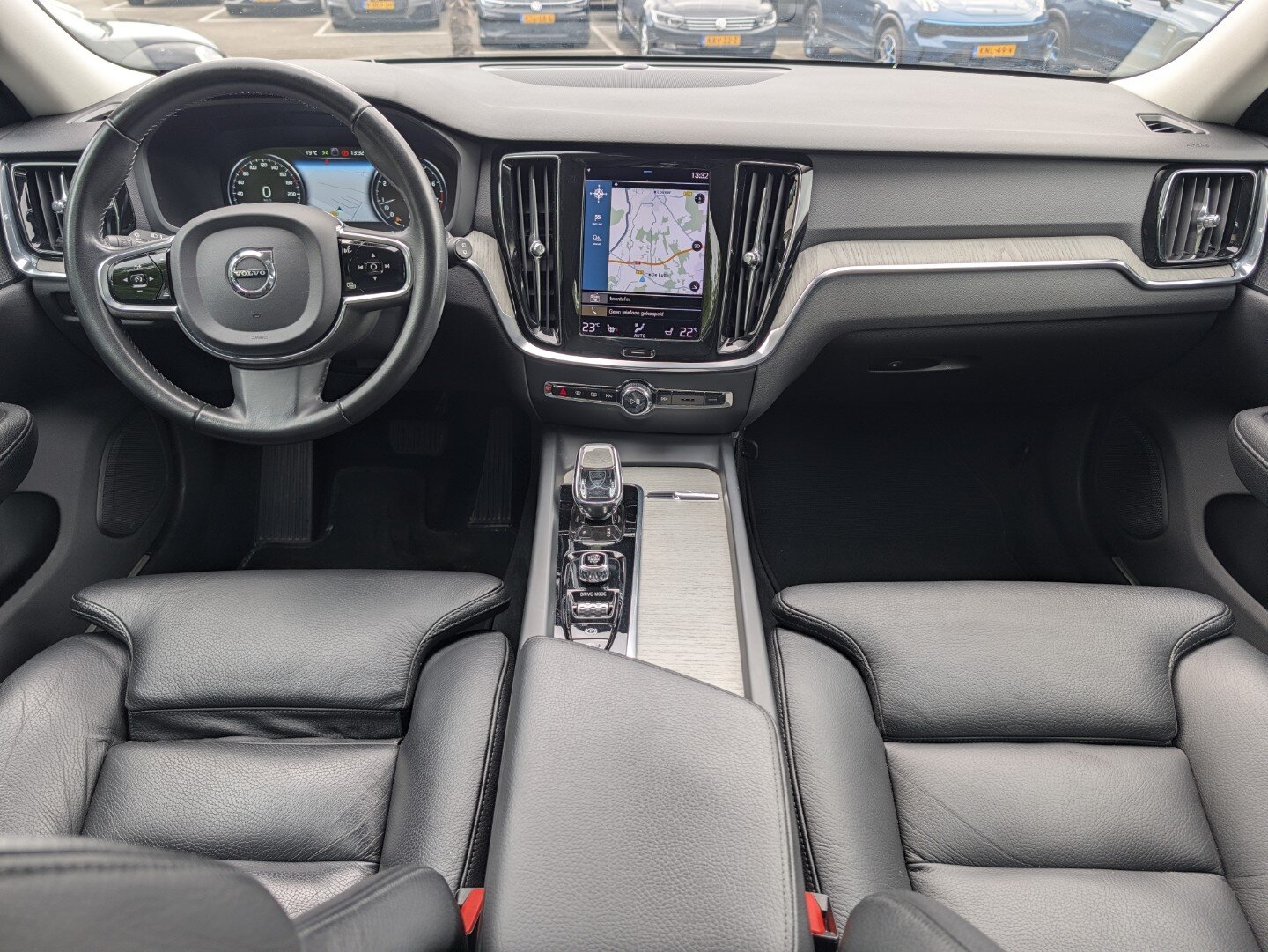 Volvo V60 2.0 195PK B4 | Inscription | Trekhaak el. | Orrefors Crystal Eye | Memory | Borbet Velgen | ACC | ECC | Navi | Leder | LED | Stoelverw. | Camera | - Afbeelding 2