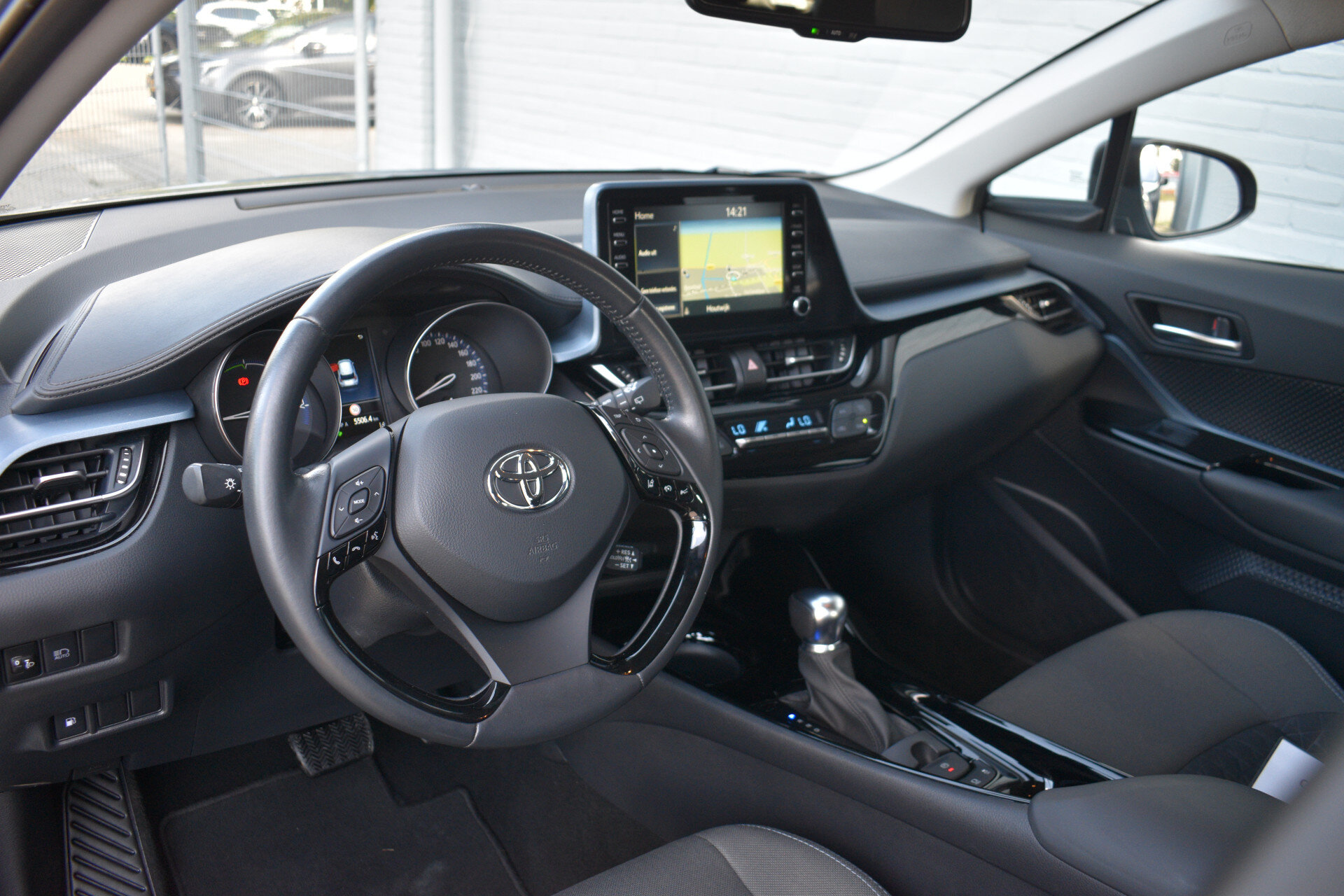 Toyota C-HR 2.0 Hybrid Dynamic Automaat 184pk - Afbeelding 2