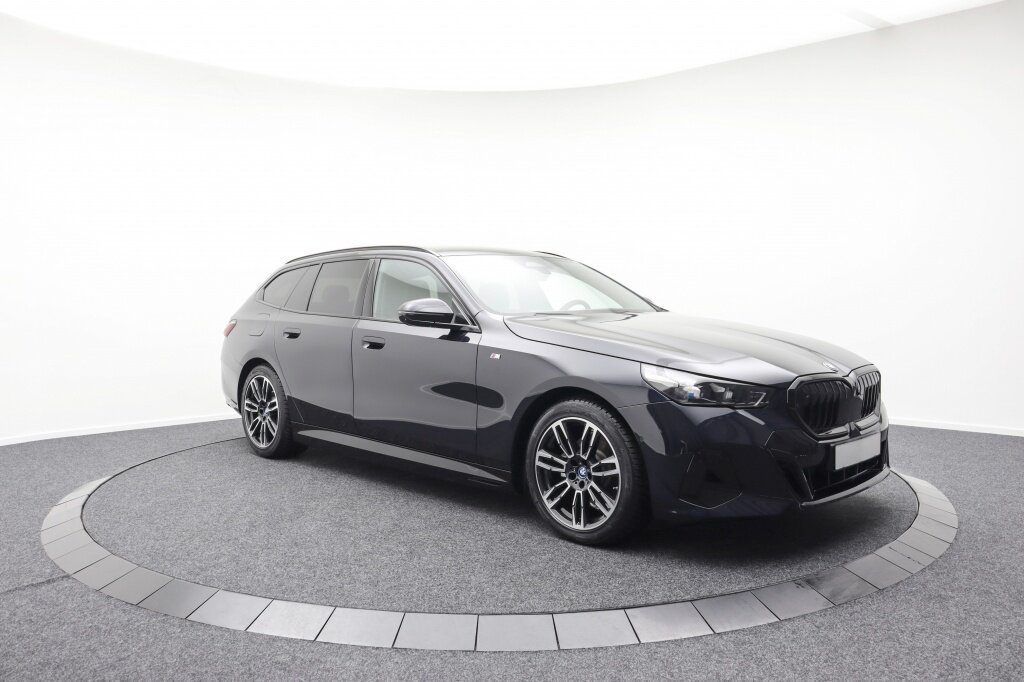BMW 5 Serie 530e M-Sport | Touring | Plug-In | Pano | Adaptive cruise - Afbeelding 3