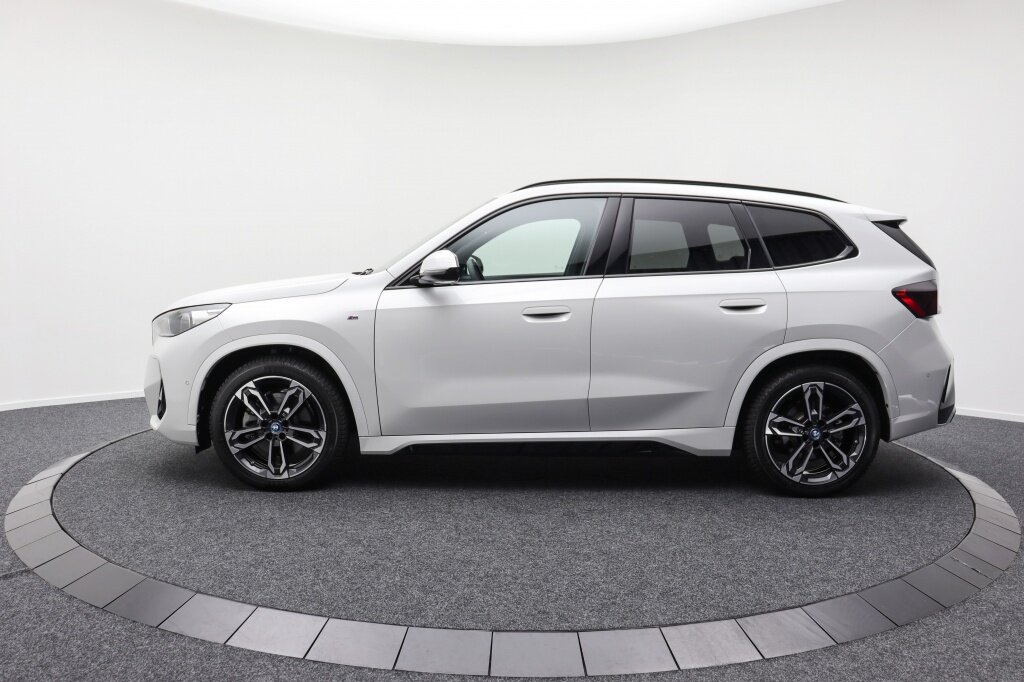BMW iX1 xDrive30 | M-Sport | Harman Kardon | Massage | Stoel-/ stuurverw - Afbeelding 5
