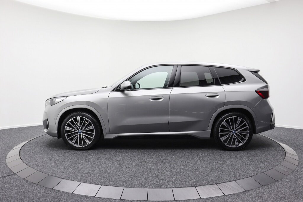 BMW iX1 xDrive30 M-Sport | HUD | Keyless | 360° camera | stoelverwarming - Afbeelding 5