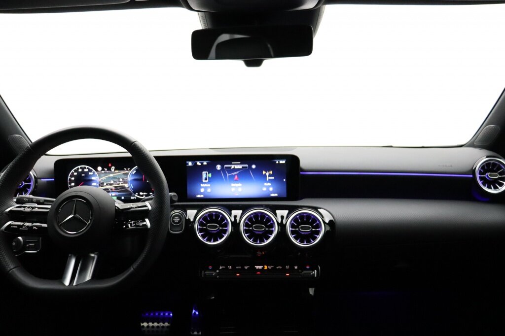 Mercedes-Benz A-Klasse A250e AMG-Line | Plug-In | Adaptieve cruise | Stoelverwarming - Afbeelding 2