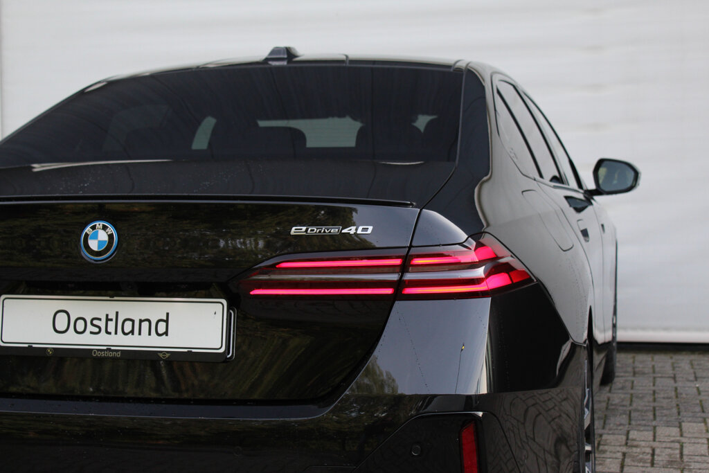 BMW i5 23