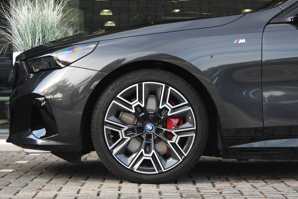 BMW i5 16