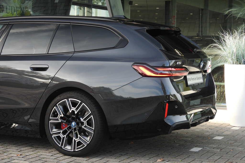 BMW i5 17