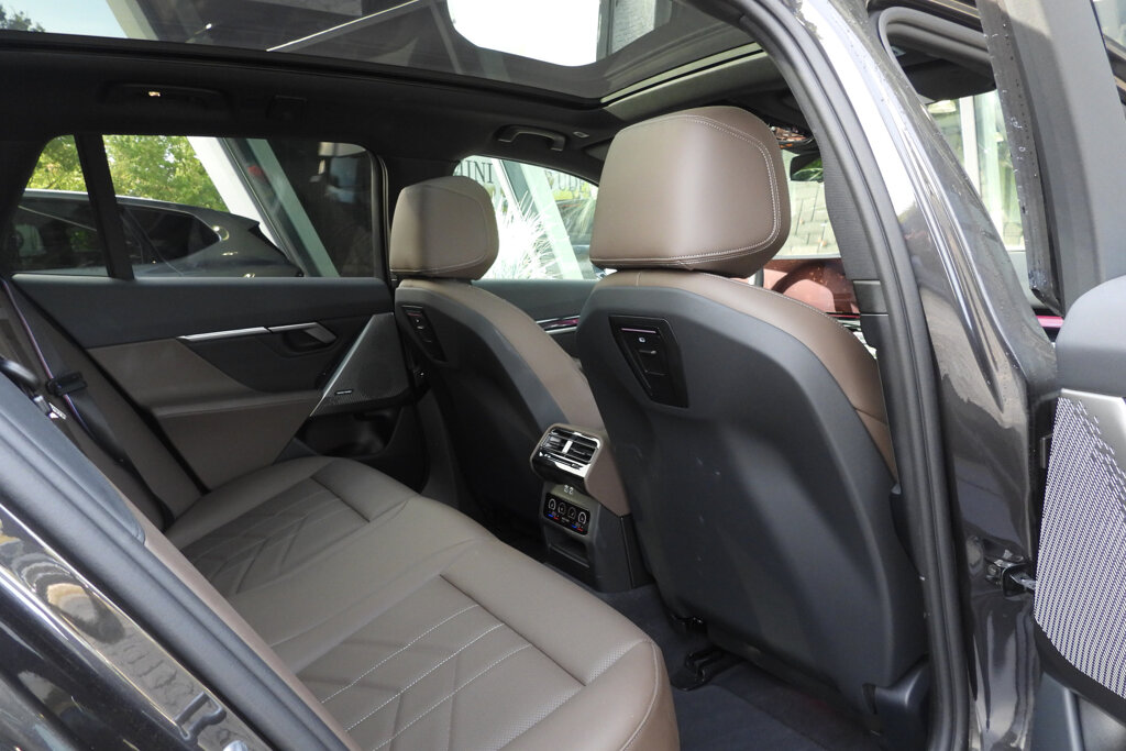 BMW i5 26