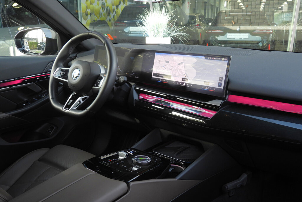 BMW i5 28
