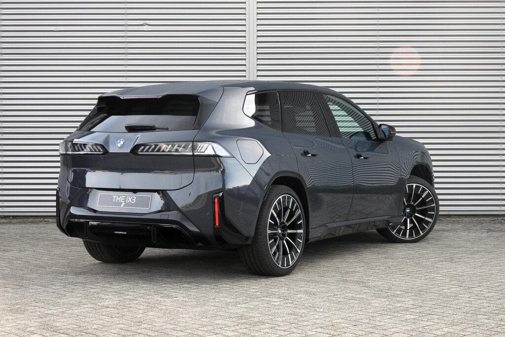 BMW iX3 4