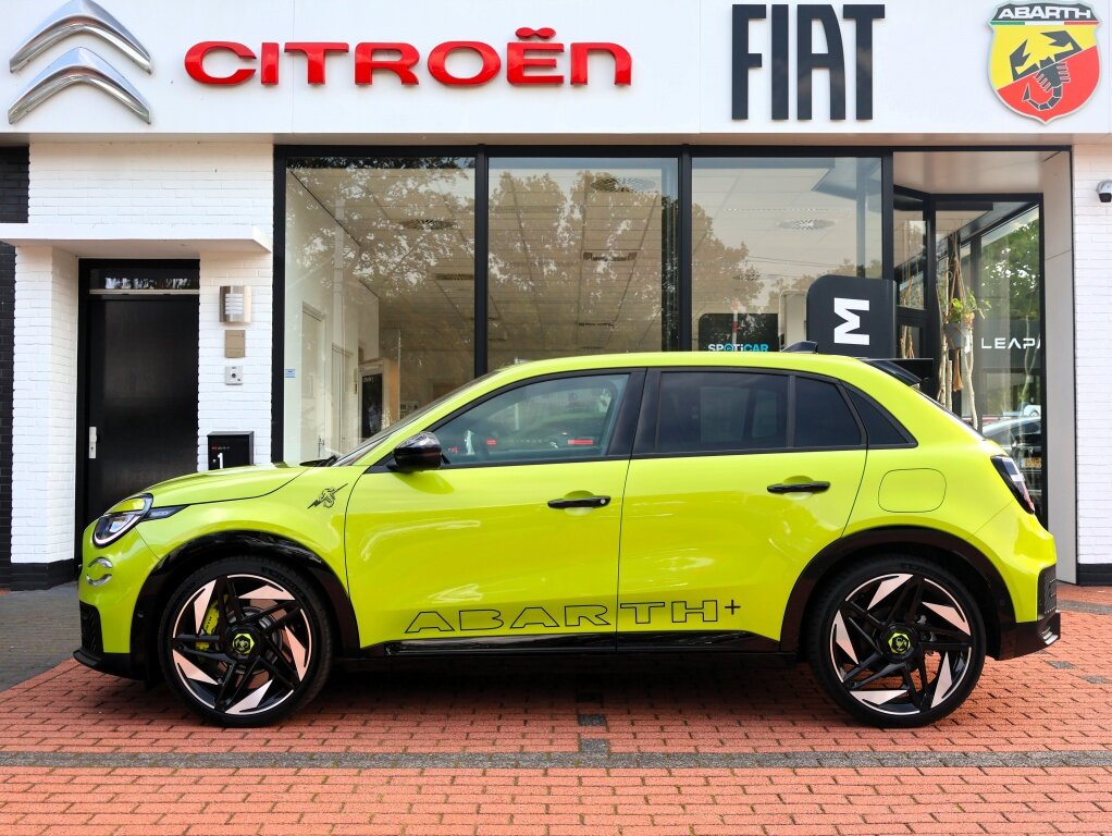 Abarth 600e 600 54kWh 280PK Scorpionissima, Rijklaarprijs | 20 inch wielen | Sabelt Sportstoelen | Camera | Navigatie | DAB+ - Afbeelding 2