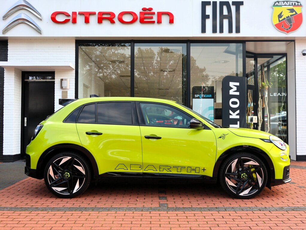 Abarth 600e 600 54kWh 280PK Scorpionissima, Rijklaarprijs | 20 inch wielen | Sabelt Sportstoelen | Camera | Navigatie | DAB+ - Afbeelding 3