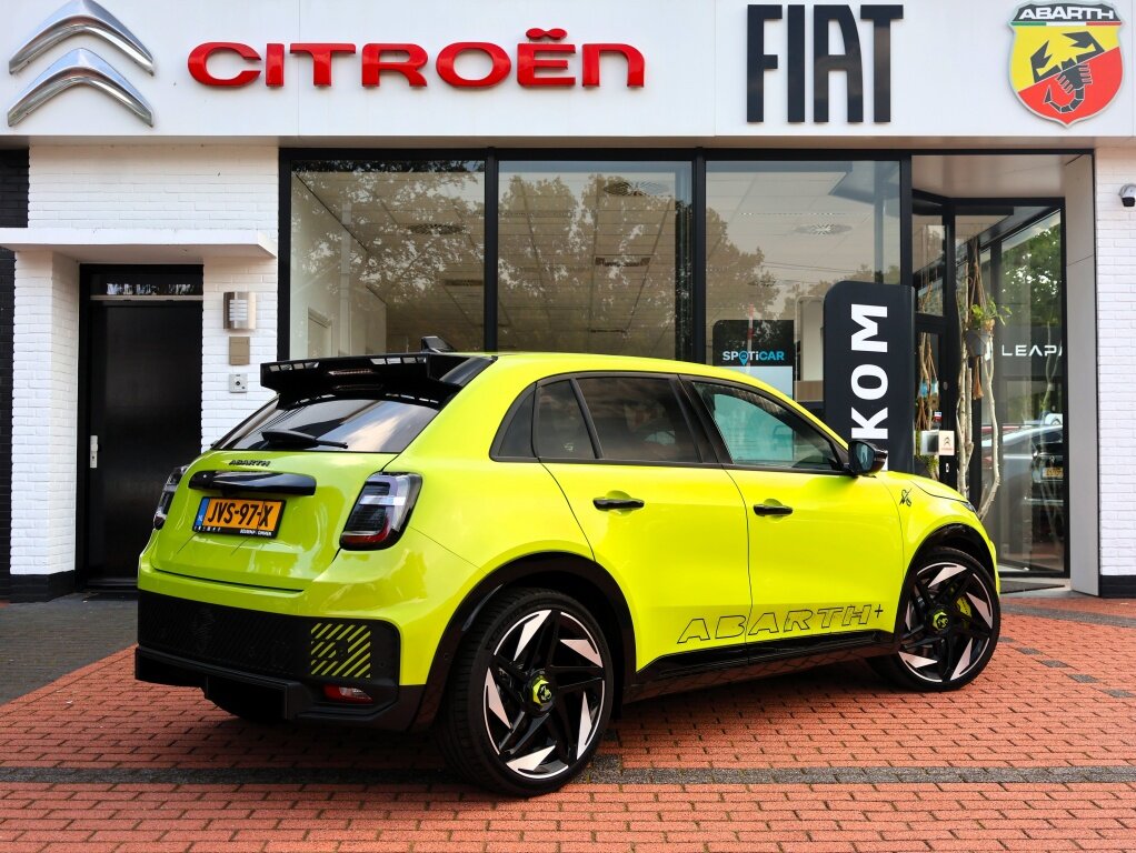 Abarth 600e 600 54kWh 280PK Scorpionissima, Rijklaarprijs | 20 inch wielen | Sabelt Sportstoelen | Camera | Navigatie | DAB+ - Afbeelding 4
