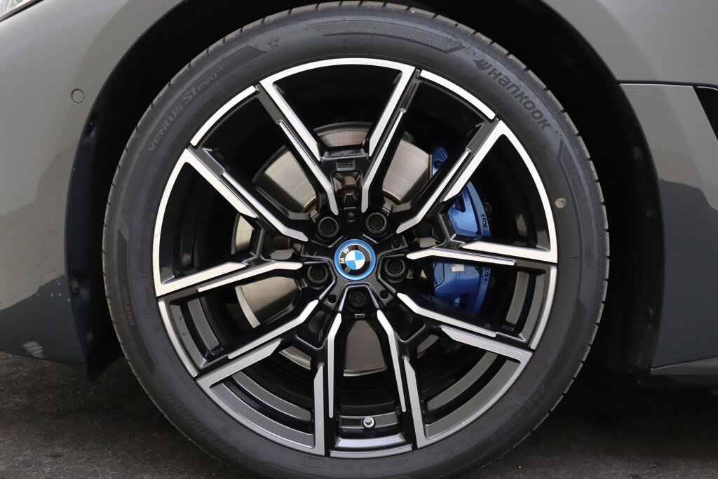 BMW i4 67