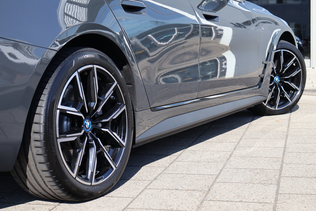 BMW i4 12