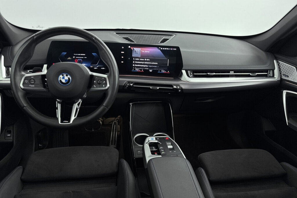 BMW iX1 26