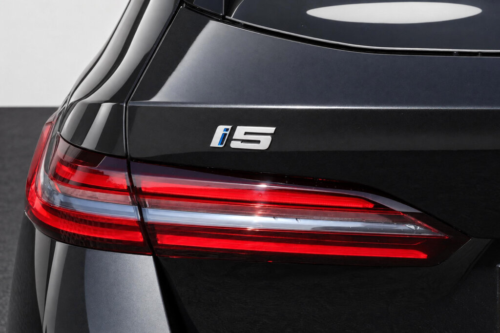BMW i5 28