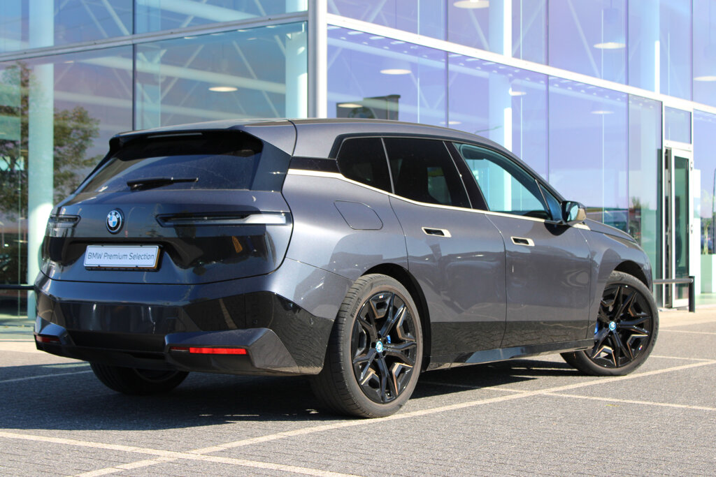BMW iX 2
