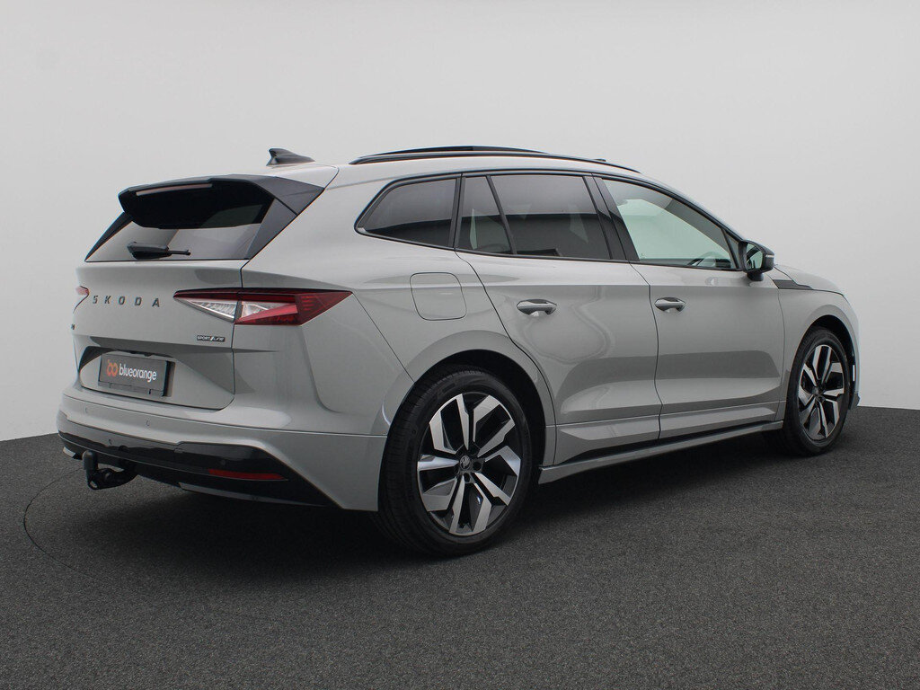 Skoda Enyaq 85 Sportline Tour Edition 286PK Aut. Panoramadak, Trekhaak, Keyless, Elektr. Achterklep, 20" LM Velgen, Achteruitrijcamera, 2000KG Trekgewicht, Stoel-Stuurverwarming, Matrix LED Verlichting - Obraz 4