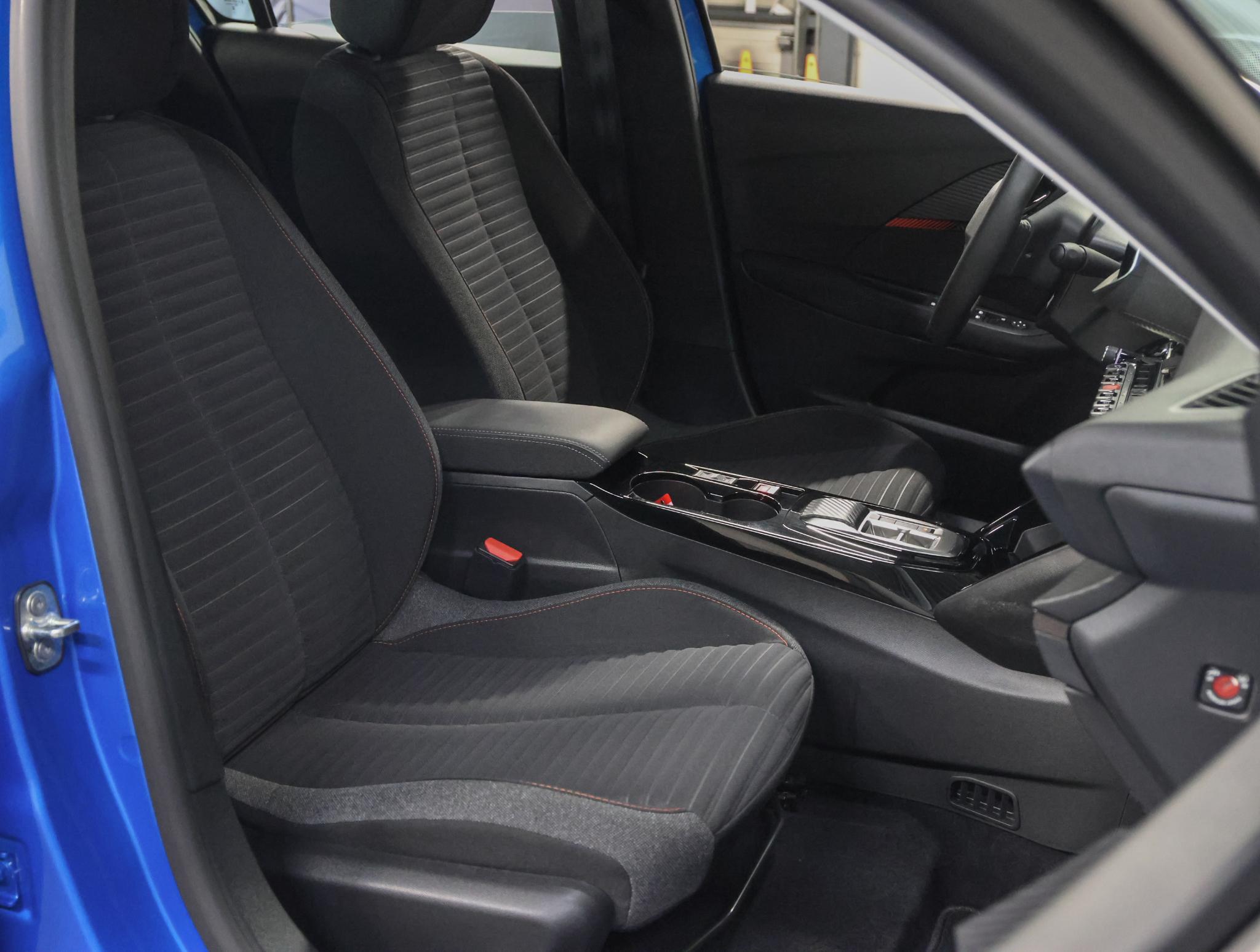 Peugeot e-208