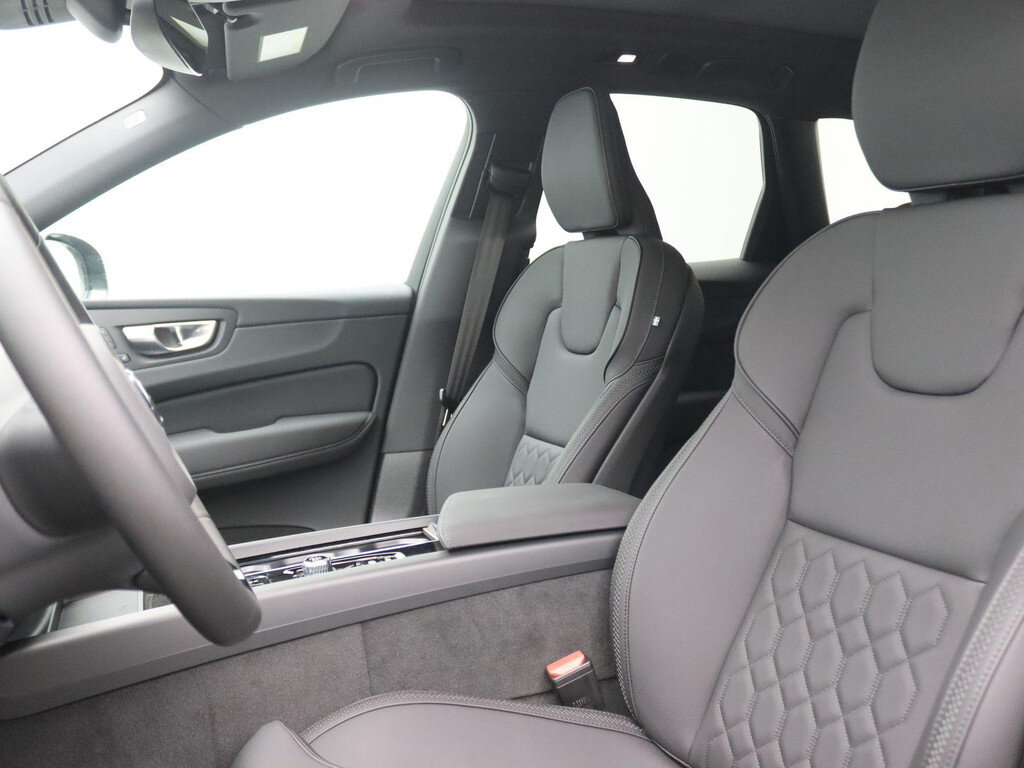 Volvo XC60 2.0 T6 Plug-in hybrid AWD Plus Dark 355PK Aut. Panoramadak, Trekhaak, Luchtvering, 21" LM Velgen, Alarm, Head-Up Display, 360gr. Camera, Stoel-Stuurverwarming, Memorystoel, Elektr. Achterklep - Obraz 5