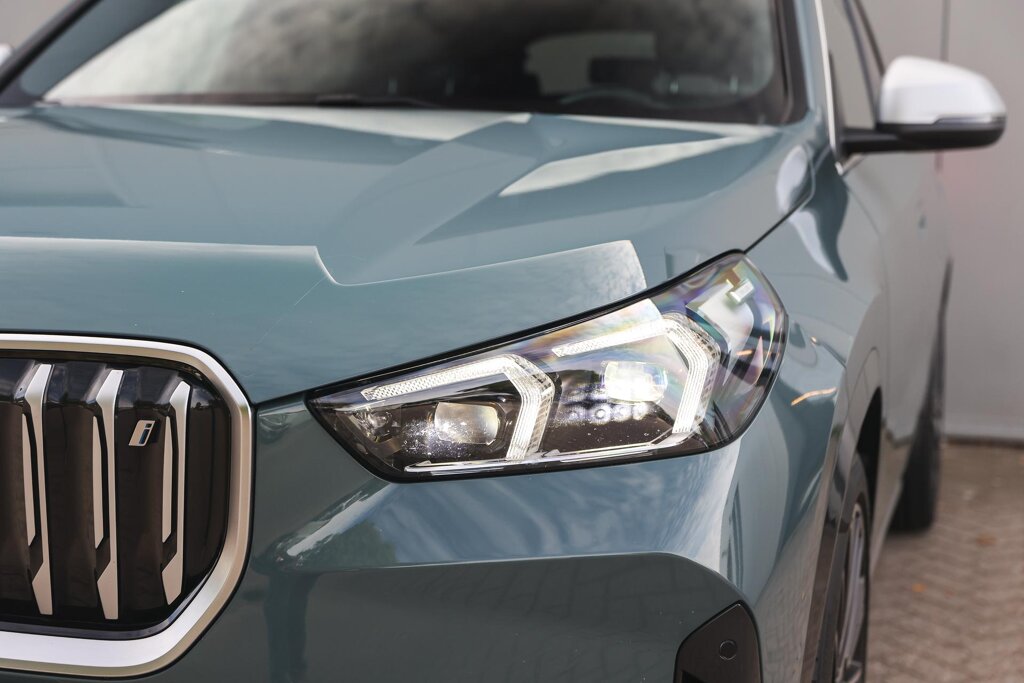 BMW iX1 26