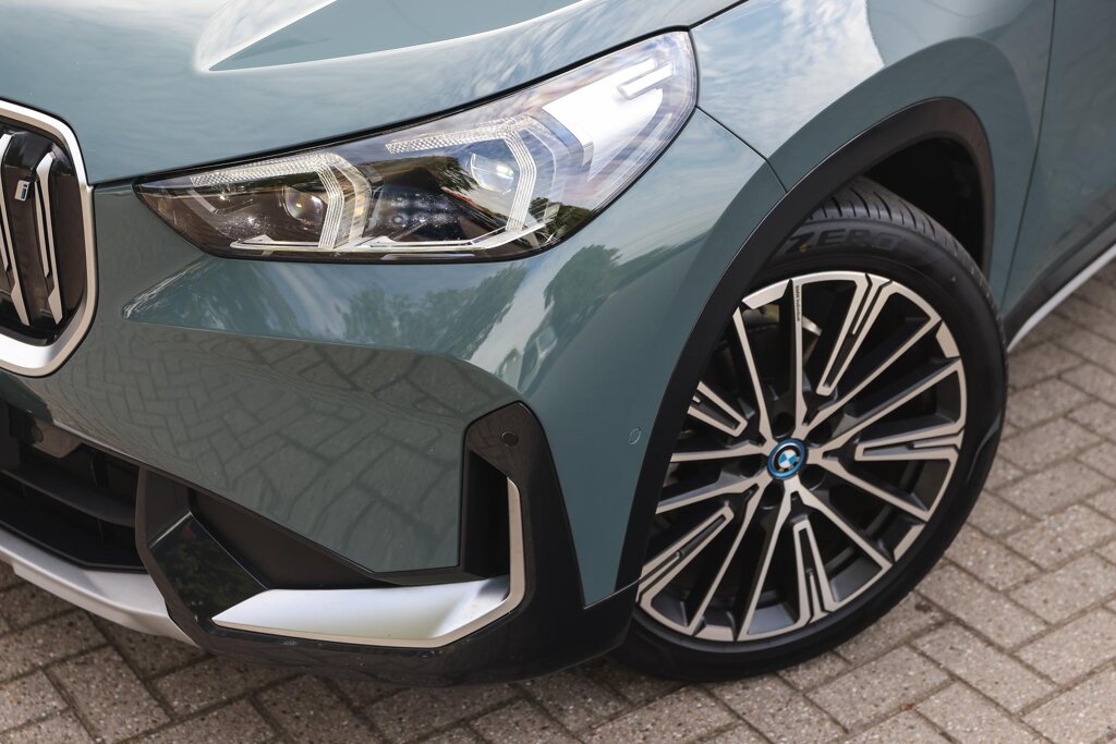 BMW iX1 27