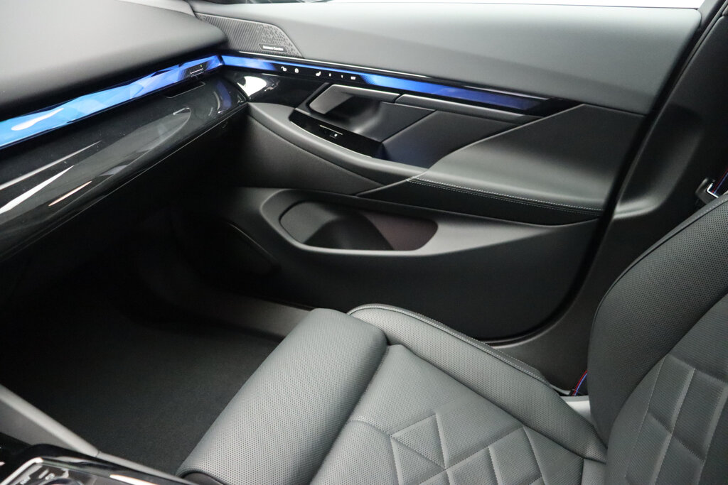 BMW i5 26