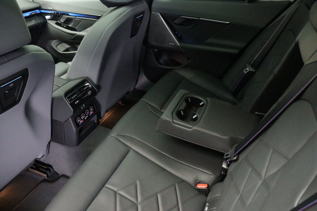 BMW i5 27