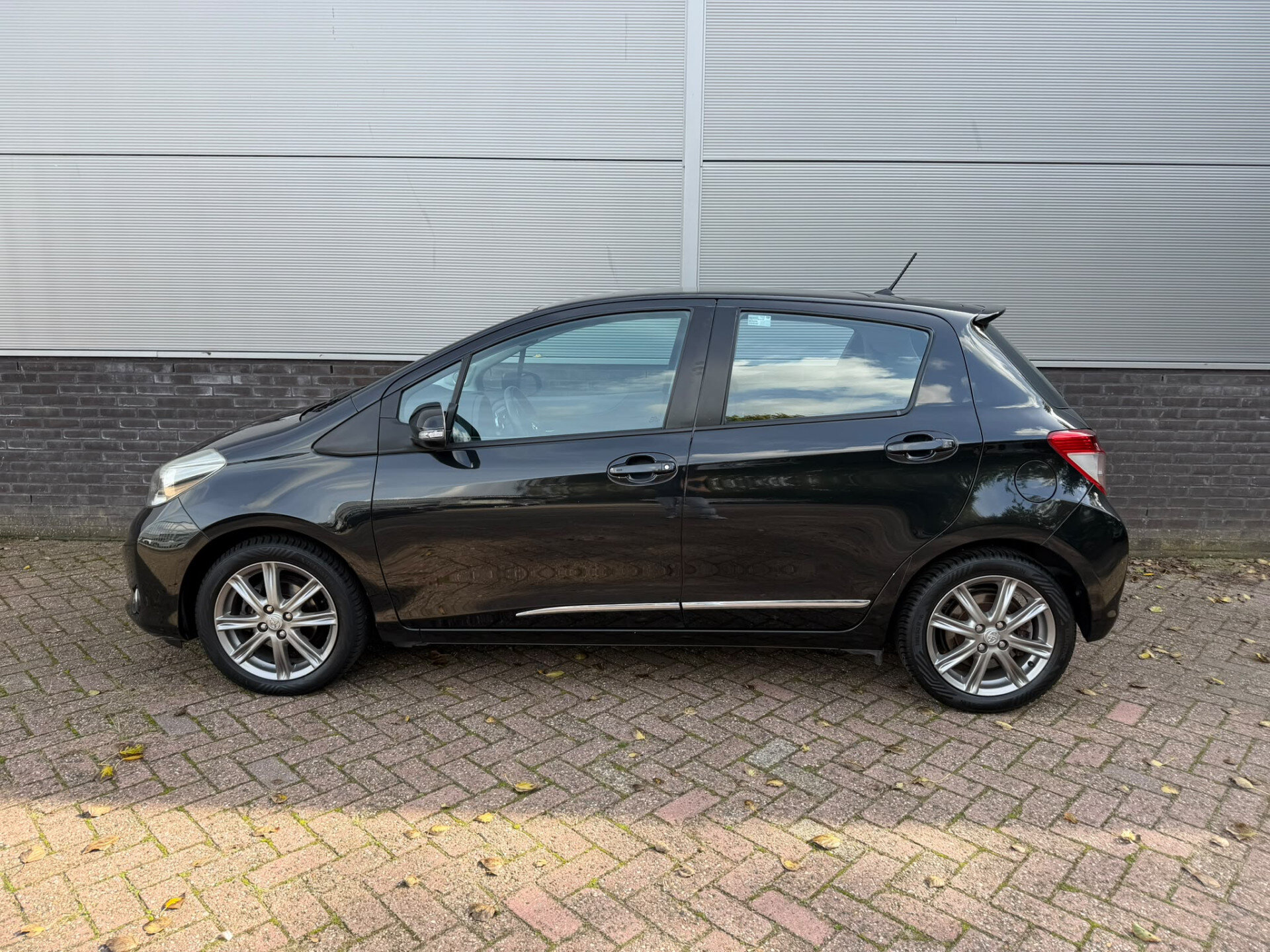 Toyota Yaris 1.3 VVT-i Dynamic Met Trekhaak - Afbeelding 2