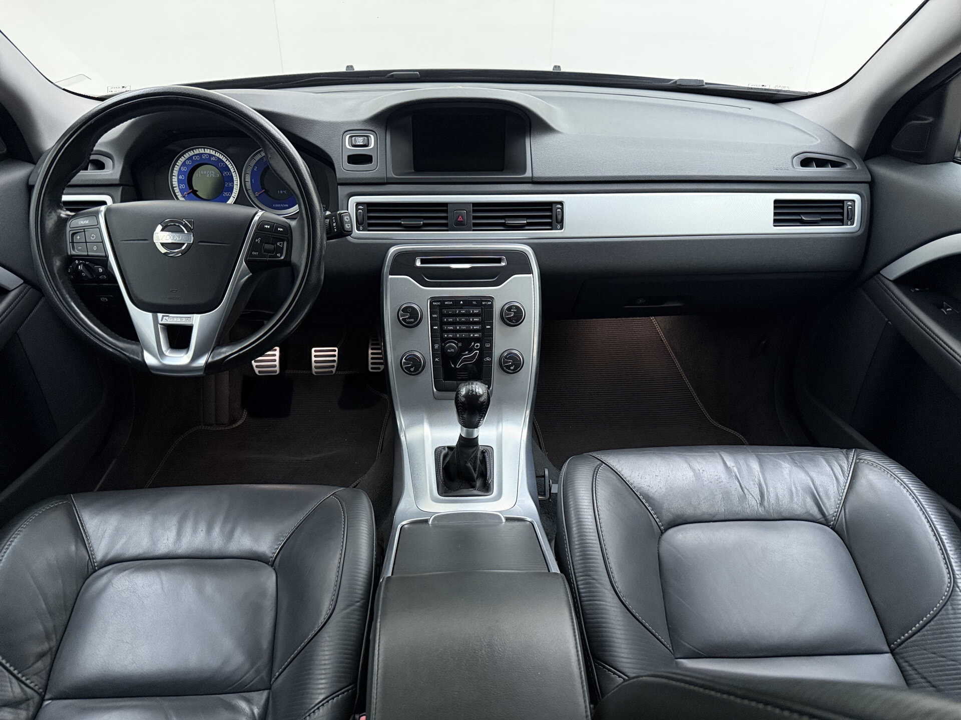 Volvo V70 T4 180PK R-Design - Afbeelding 2
