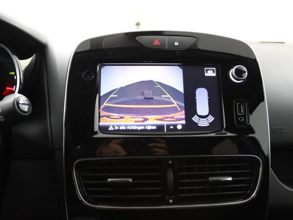 Parkeersensoren achter met achteruitrijcamera en sonische weergave Parkeersensoren achter met achteruitrijcamera en sonische weergave