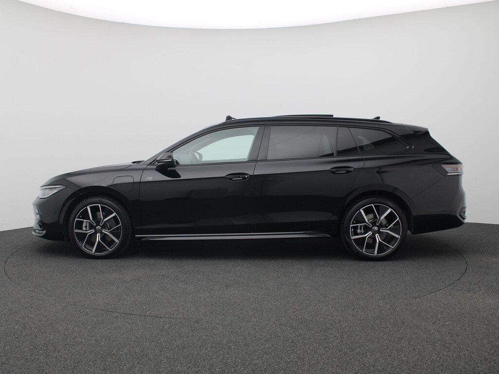 Volkswagen Passat Variant 1.5 eHybrid R-Line Edition 272PK DSG Panoramadak, Trekhaak, Black Style, Leder, Memorystoelen, Harman Kardon Audio, Head-Up Display, 19" LM Velgen, Elektr. Achterklep - Obraz 3