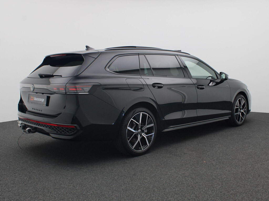 Volkswagen Passat Variant 1.5 eHybrid R-Line Edition 272PK DSG Panoramadak, Trekhaak, Black Style, Leder, Memorystoelen, Harman Kardon Audio, Head-Up Display, 19" LM Velgen, Elektr. Achterklep - Obraz 4