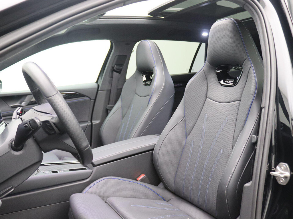 Volkswagen Passat Variant 1.5 eHybrid R-Line Edition 272PK DSG Panoramadak, Trekhaak, Black Style, Leder, Memorystoelen, Harman Kardon Audio, Head-Up Display, 19" LM Velgen, Elektr. Achterklep - Obraz 5