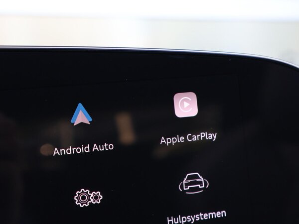 Apple Carplay/Android Auto Apple Carplay/Android Auto