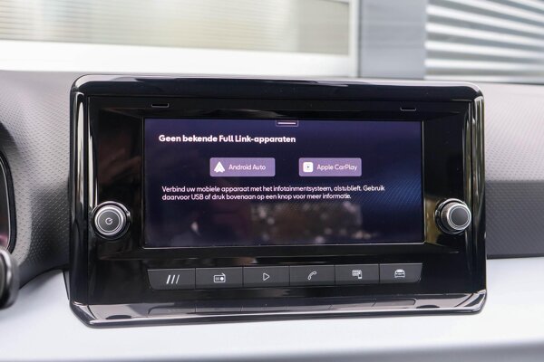 Apple Carplay/Android Auto Apple Carplay/Android Auto